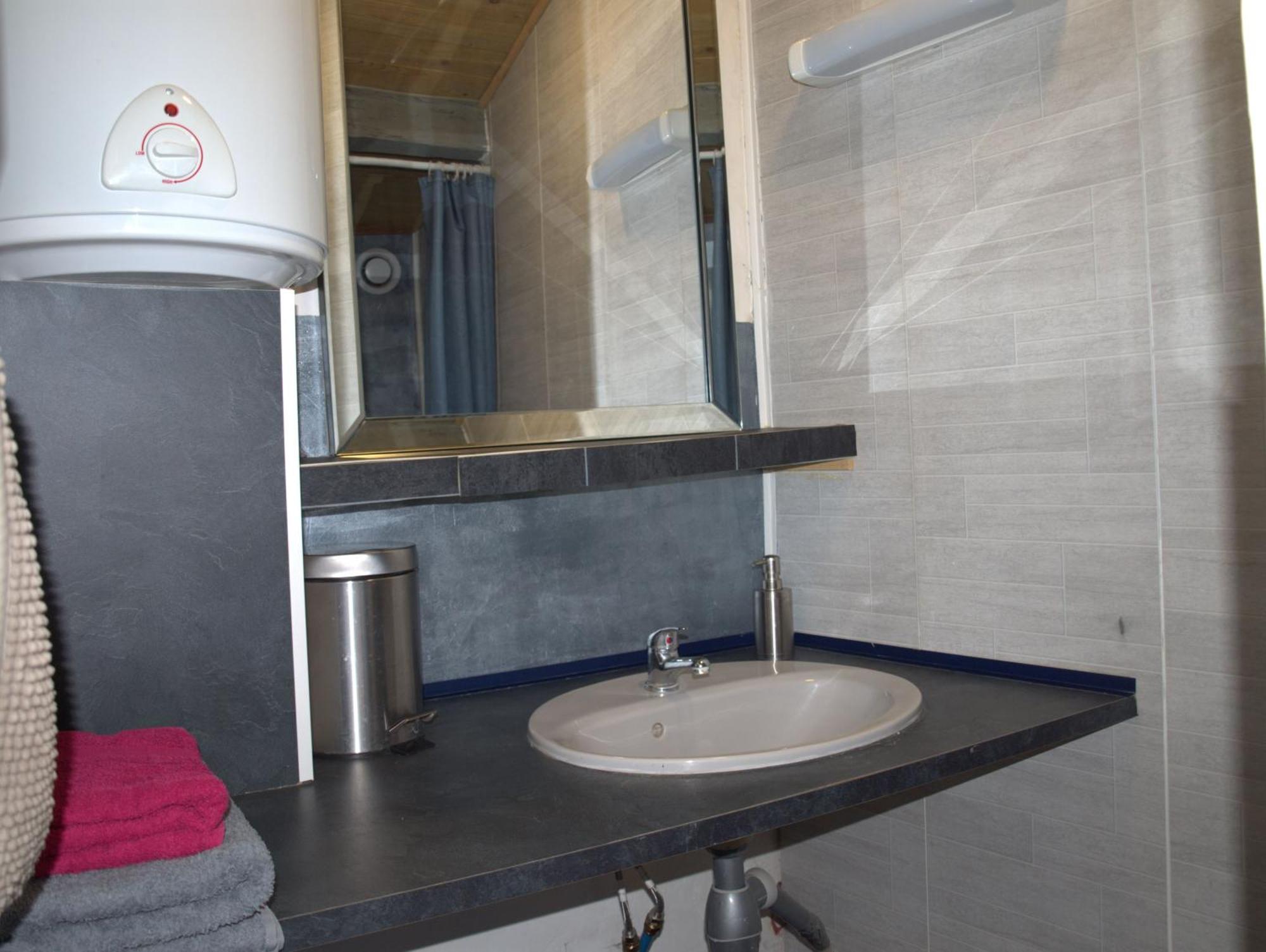 Insolite Studio -La Tour Des Templiers- Montfrin Exterior photo